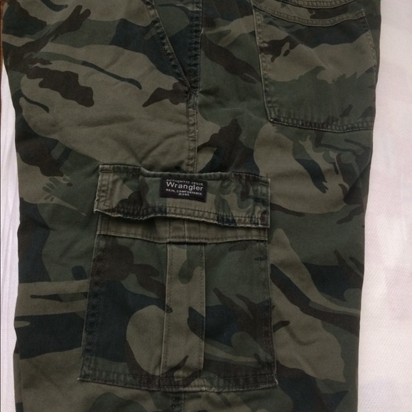 ❤Two Pairs of Wrangler Camouflage Cargo Shorts - Picture 6 of 8